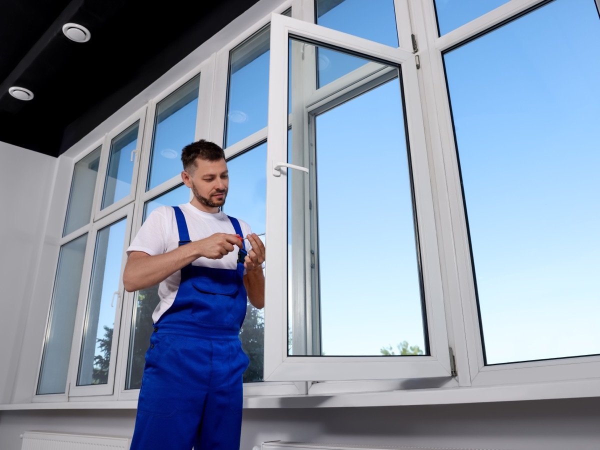 Fenstermonteur bei der Arbeit